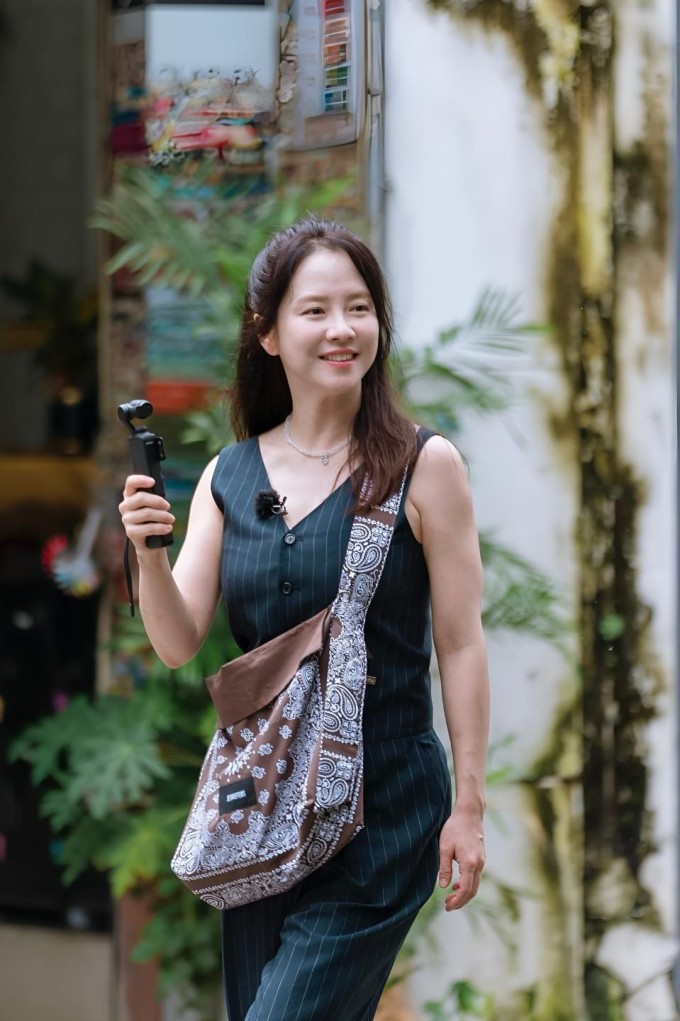 Song Ji Hyo khoe làn da trắng 'phát sáng' khi xuất hiện tại TP.HCM hôm 3/9.