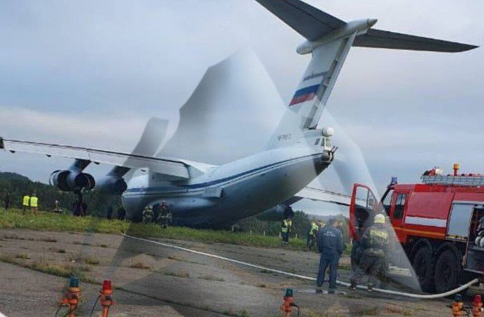 Máy bay vận tải Il-76 trượt khỏi đường băng ở vùng Krasnoyarsk. Ảnh: Telegram