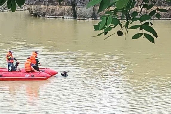 Lực lượng chức năng đang trục vớt 1 trong 2 thi thể nổi lên vào sáng sớm hôm nay. Ảnh: NH