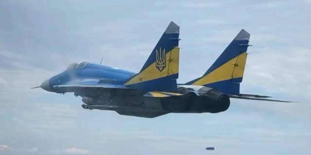 Máy bay chiến đấu MiG-29 Ukraine mang theo bom lượn mới có thiết kế tương tự UMPK của Nga. (Nguồn: X)