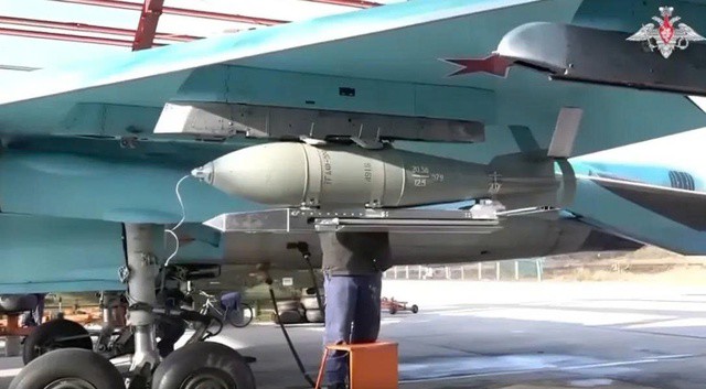 Một quả bom lượn UMPK được gắn trên một chiếc Su-34 Nga. (Nguồn: Bộ Quốc phòng Nga)