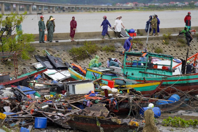 Tàu thuyền của người dân Cẩm Nhượng, Hà Tĩnh hư hỏng hàng loạt sau bão. Ảnh: Nguyễn Đông