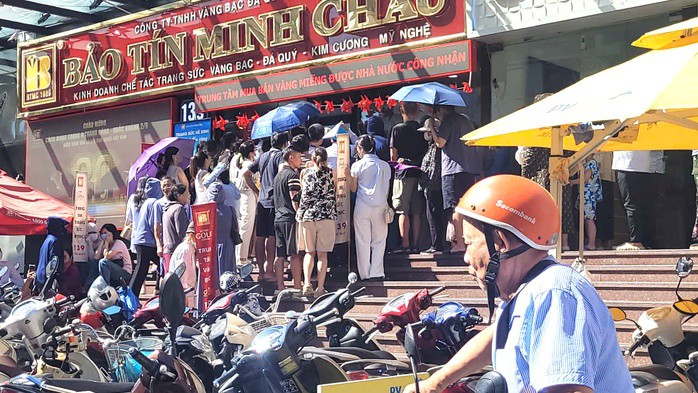 Rất đông người xếp hàng từ sáng sớm nhưng 9 giờ vẫn chưa nhận được số để giao dịch