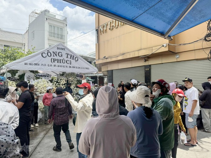 Lễ động quan đưa thi hài NSƯT Ngọc Trinh đi hỏa táng tại Trung tâm Hỏa táng Bình Hưng Hòa, TP HCM, diễn ra lúc 14h.