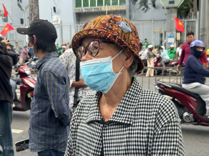 Trong dòng người tiễn biệt, bà Kim Hiệp, 77 tuổi, cho biết hâm mộ Ngọc Trinh từ khi xem Mùi ngò gai. Nghe tin nữ nghệ sĩ qua đời, bà đau đớn đến mức "từ tối qua đến giờ chưa chợp mắt được".