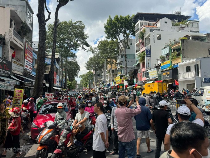 Nhiều Youtuber, TikToker dựng máy quay, livestream cảnh tang lễ, khiến lối đi vốn chật hẹp càng thêm hỗn loạn, buộc lực lượng bảo vệ tang lễ nhiều lần nhắc nhở.