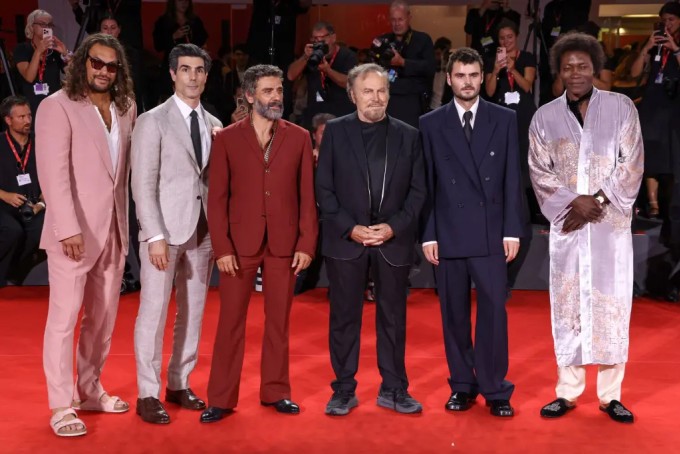 Jason Momoa chụp ảnh cùng đoàn phim 'In The Hand Of Dante'. Bộ phim dựa theo tiểu thuyết cùng tên của Nick Tosches, xoay quanh bản thảo 'Thần khúc' của Dante Alighieri được lưu giữ tại thư viện Vatican, nhưng rồi lại rơi vào tay một trùm mafia ở New York.