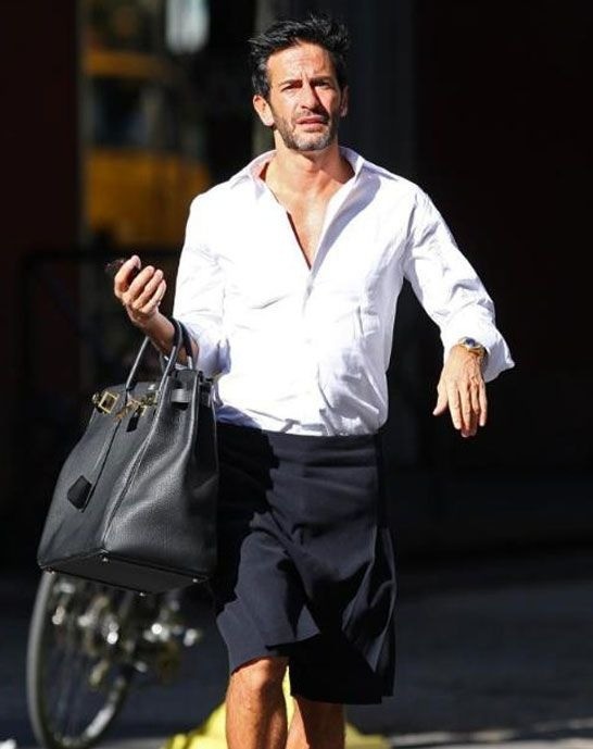 Nhà thiết kế Marc Jacobs dạo phố với chiếc Birkin màu đen. Ông dùng nó trong nhiều dịp như đến xưởng, đi biển, du lịch. Ảnh: Pinterest