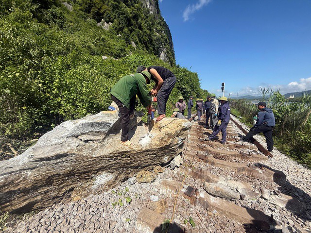 Đường ray bị xô lệch do đá từ núi lăn xuống, khiến tàu Bắc - Nam tạm dừng nhiều giờ.