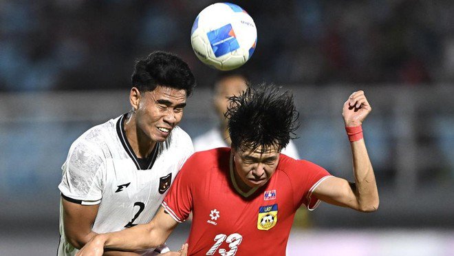 Indonesia (trái) hòa Lào 0-0 ở vòng loại U23 châu Á