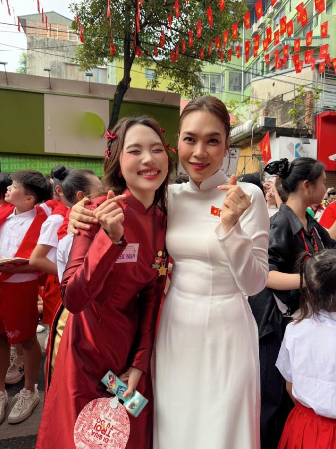 Phương Mỹ Chi và Mỹ Tâm trong sự kiện.