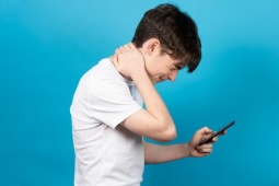 Nam thanh niên bị liệt vì cúi đầu quá lâu