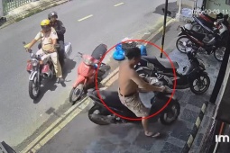 Clip: Người đàn ông đi cắt tóc không đội mũ, bị CSGT xử lý ngay trước quán
