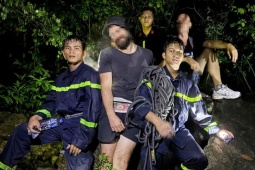 Giải cứu 2 du khách Nga mắc kẹt trên núi Cô Tiên trong đêm