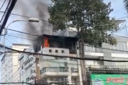 TP.HCM: Cháy sân thượng công ty, nhiều người hoảng loạn tháo chạy