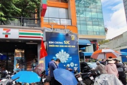 Giá vàng cao kỷ lục: Người dân trải bạt, ngồi xuyên đêm trên vỉa hè chờ mua
