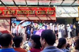 Kinh doanh - Nghẹt thở trước tiệm vàng, hàng trăm người xếp hàng chờ mua khi giá vàng lên đỉnh lịch sử