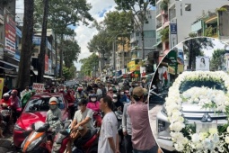 Giải trí - Hàng trăm người dân xếp hàng dài tiễn biệt nghệ sĩ Ngọc Trinh