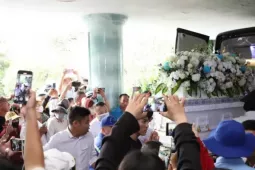 Giải trí - YouTuber vây quanh nơi hỏa táng Ngọc Trinh, người nhà cầu xin