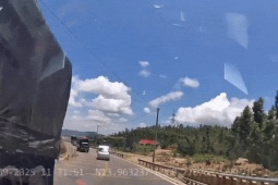 Tin tức trong ngày - Thót tim cảnh xe khách vượt ẩu trên đèo An Khê