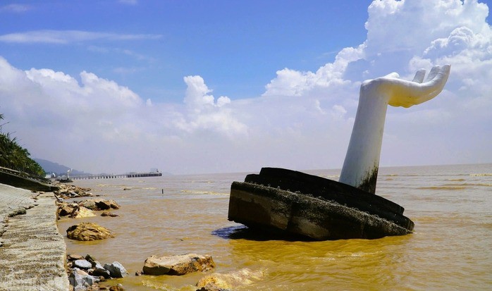 Những bàn tay "khổng lồ" ở bãi biển Thanh Hóa bị sóng đánh nghiêng ngả - 1