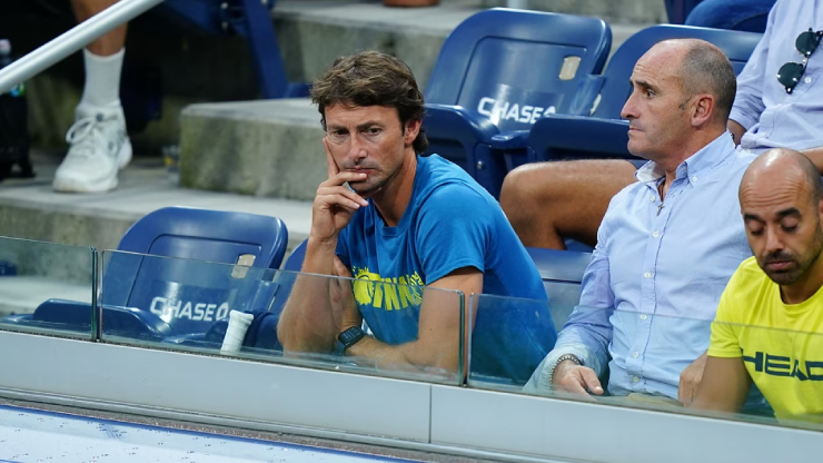 HLV Ferrero (áo xanh) hiểu rõ tài năng của Djokovic