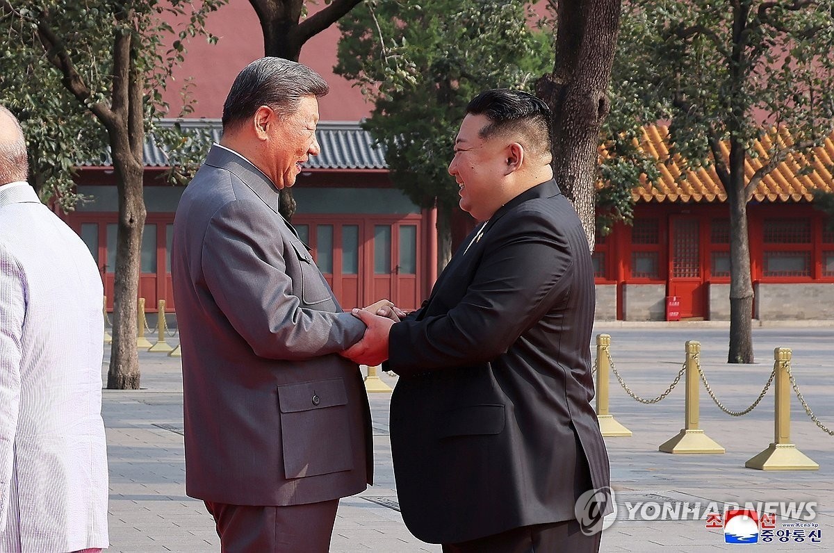 Báo Triều Tiên đăng tải loạt ảnh về chuyến công du Trung Quốc của Chủ tịch Kim Jong Un - 1