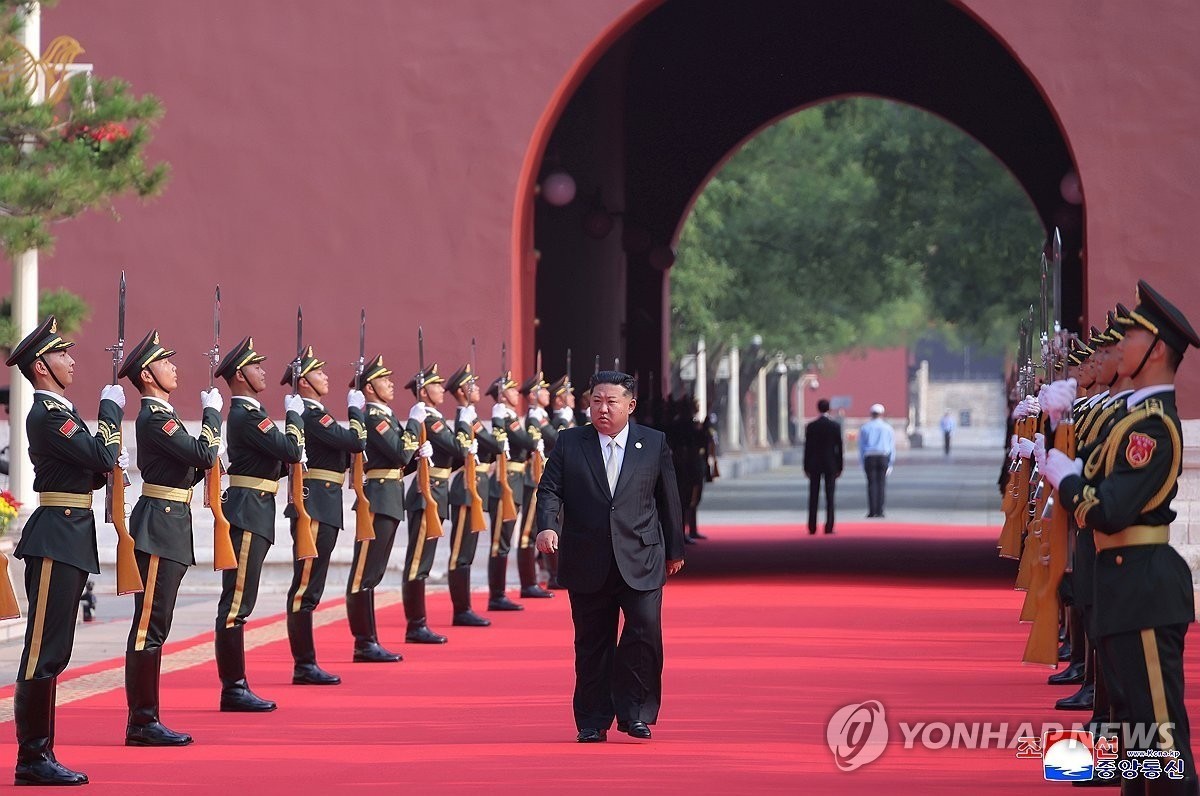 Báo Triều Tiên đăng tải loạt ảnh về chuyến công du Trung Quốc của Chủ tịch Kim Jong Un - 2