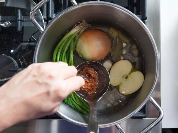 Đun sôi, cho thịt vào, đậy nắp, nấu 20 phút. Mở nắp, thêm soju, hạ lửa vừa và tiếp tục nấu khoảng 40 phút cho đến khi thịt mềm, dễ xiên bằng nĩa. Vớt thịt ra, xả qua nước lạnh rồi thả vào tô nước đá trong vài phút để thịt săn lại, dễ thái.
