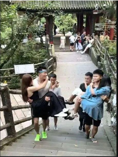 Việc leo núi không còn là ác mộng với chị em.