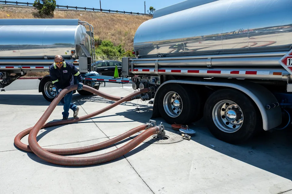 Giá dầu ổn định sau khi đóng cửa ở mức cao nhất trong một tháng khi các nhà đầu tư cân nhắc rủi ro địa chính trị. 