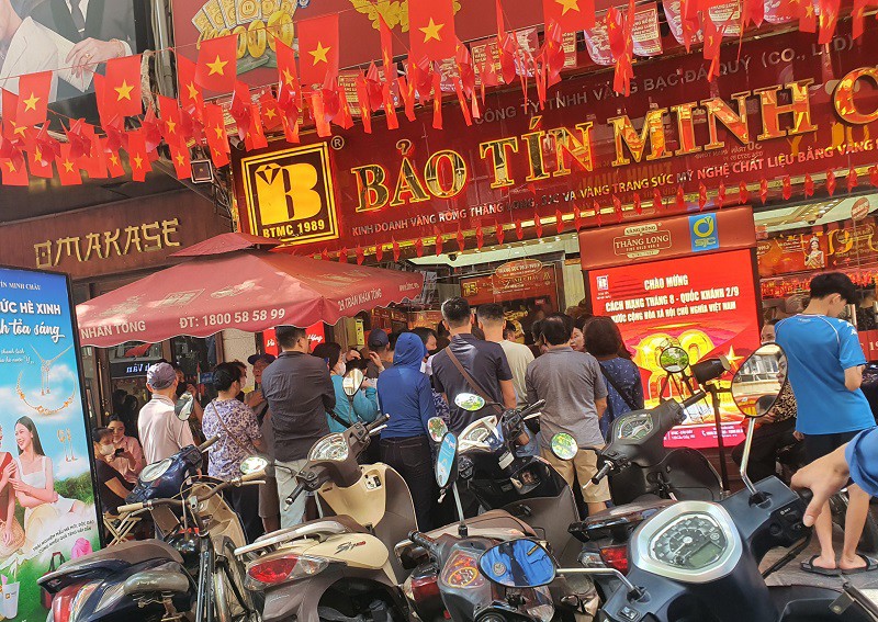 Bảo Tín Minh Châu sáng nay cho mỗi khách mua tối đa 1 chỉ vàng nhưng đến 9h30 đã thông báo dừng nhận khách vào xếp hàng mua vàng.