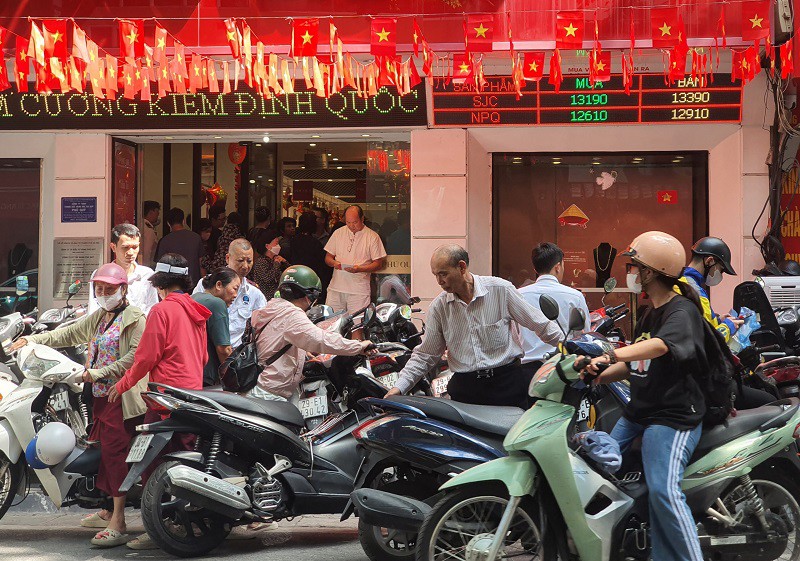 Giá vàng thế giới giảm nhưng giá vàng trong nước vẫn không ngừng đà tăng khiến chênh lệch ngày càng lớn, người dân vẫn nô nức xếp hàng đi mua.