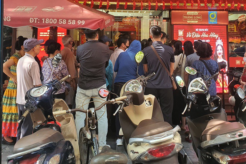 Trong một số ngày gần đây, khoảng cuối buổi sáng, nhiều cửa hàng thông báo hết vàng nhẫn và vàng miếng SJC, nhiều người ngậm ngùi quay về.