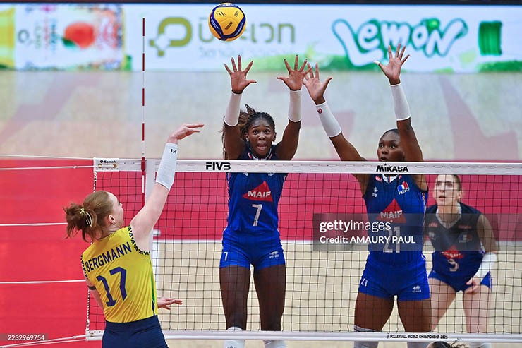 Brazil (áo vàng) gặp không ít khó khăn trước Pháp