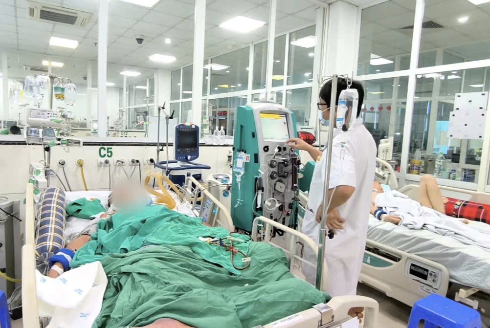 Bác sĩ thăm khám cho bệnh nhân.