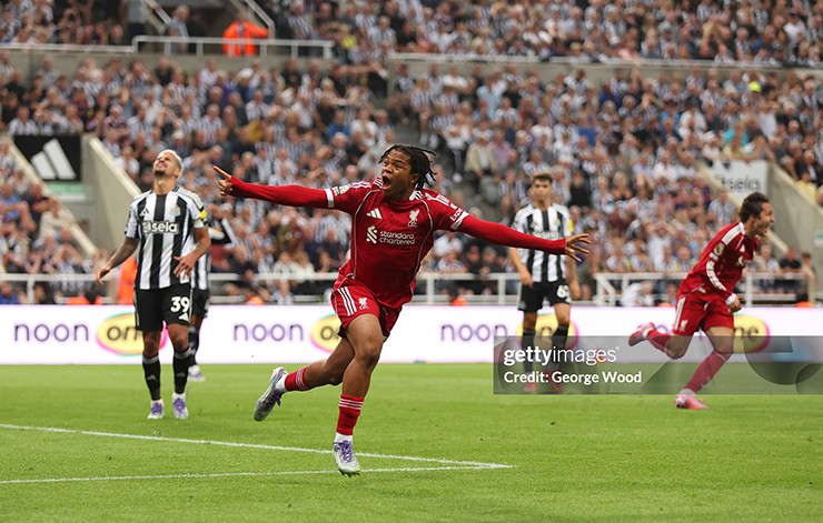 Rio Ngumoha ghi bàn vào lưới Newcastle