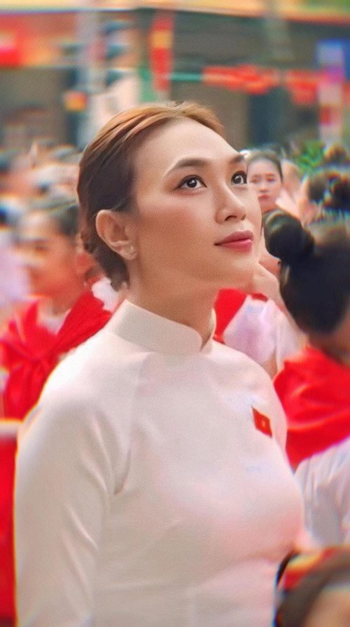 Mỹ Tâm diện áo dài tinh khôi, tóc búi gọn gàng, trang điểm nhẹ tiến vào Lễ đài Quảng trường Ba Đình.