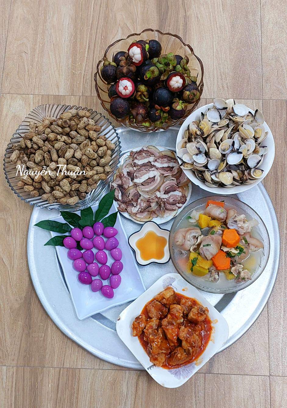 Sườn xào chua ngọt&nbsp;- Thịt bò luộc - Trứng cút luộc - Ngao hấp sả - Canh móng giò củ quả