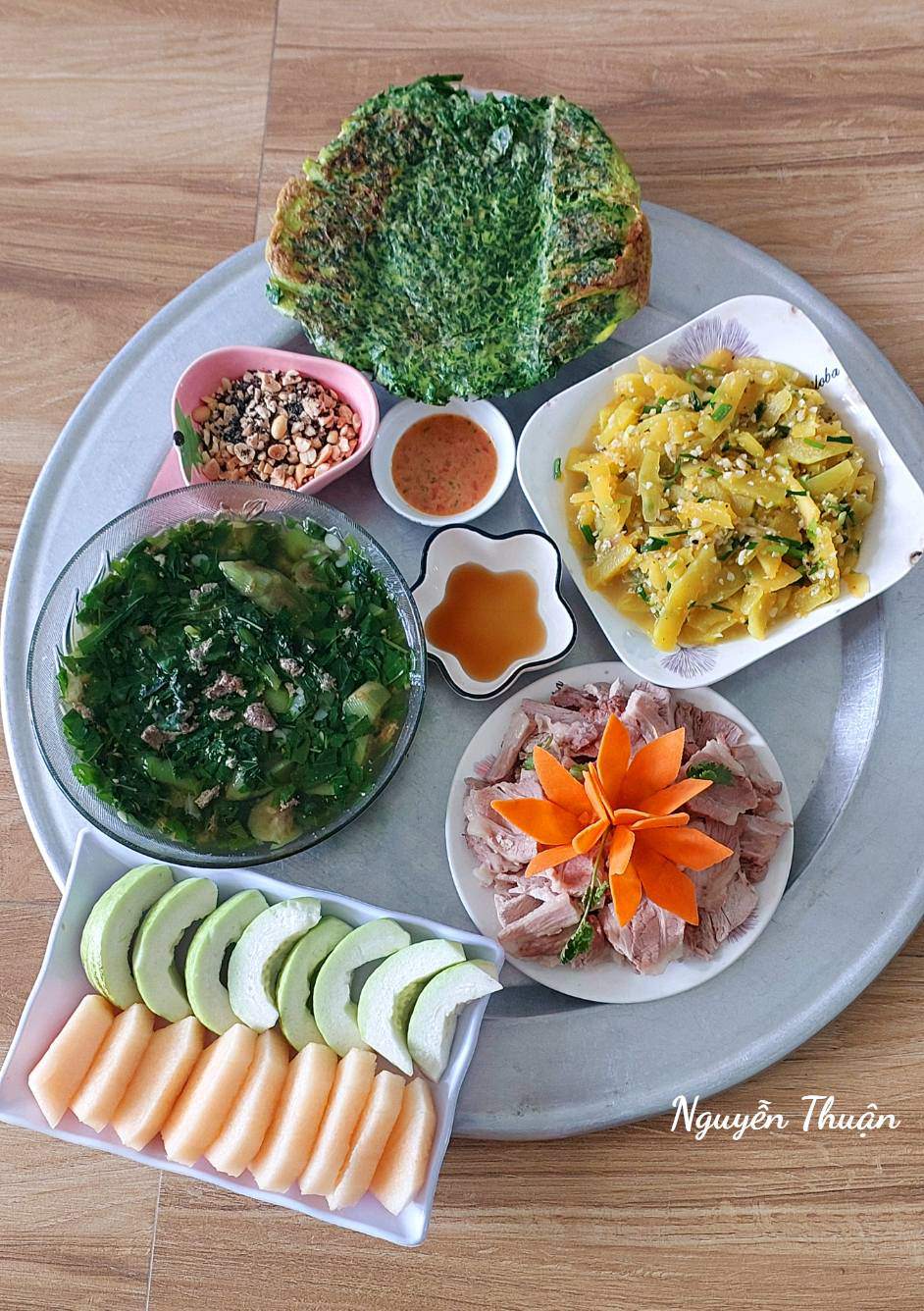 Thịt luộc - Trứng rán lá hẹ - Canh ray đay mướp nấu cáy - Bí đỏ xào