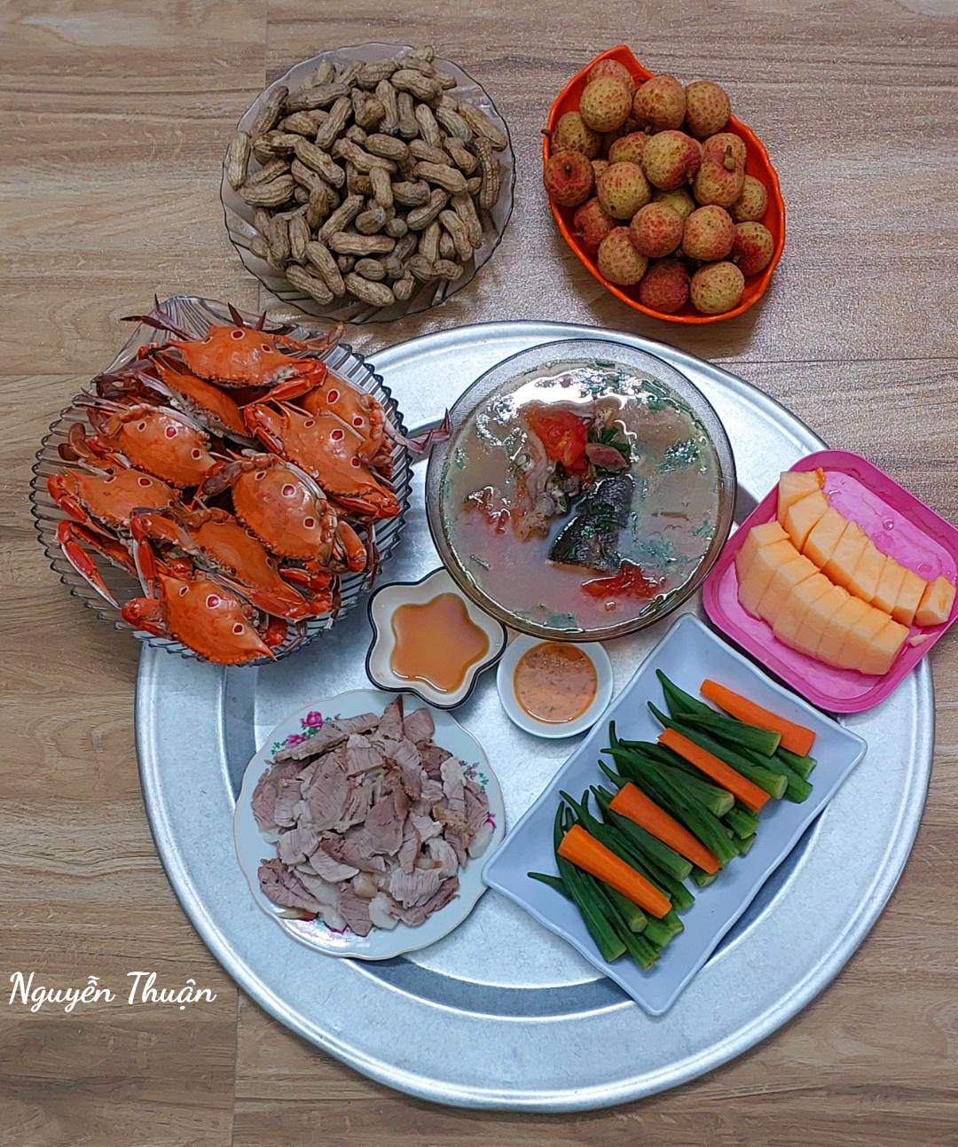 Thịt luộc - Ghẹ hấp - Đậu bắp, cà rốt luộc - Cá riêu
