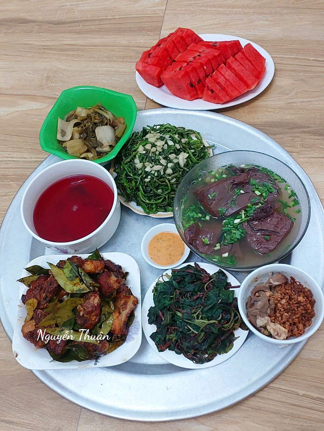Sườn nướng lá mắc mật - Tiết luộc - Rau muống xào tỏi - Rau dền luộc