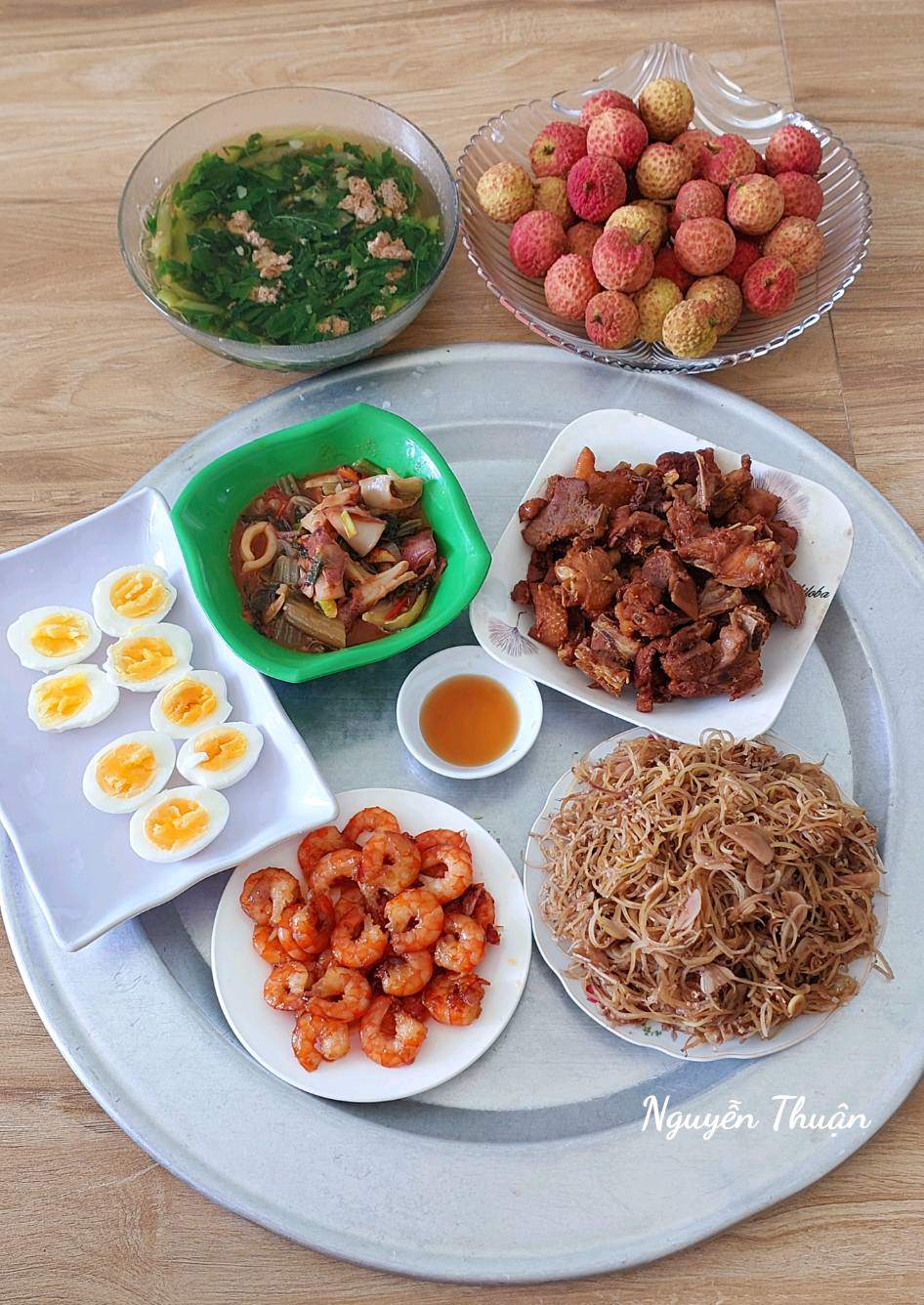 Thịt ngan kho xì dầu - Tôm rim - Mực xào dưa chua - Hoa chuối luộc - Canh rau đay mướp nấu cáy