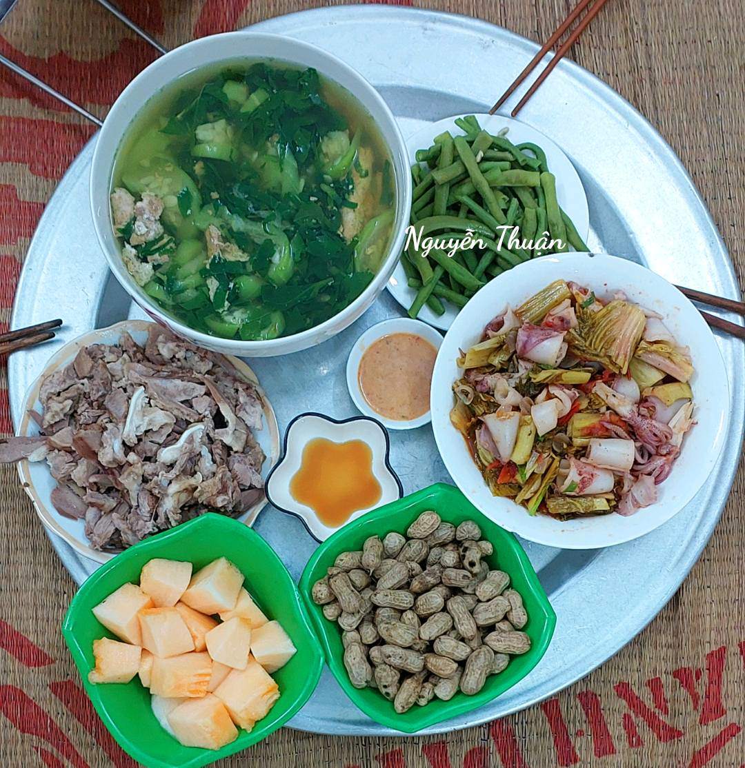 Lưỡi lợn luộc - Mực xào dưa chua - Đỗ đũa luộc - Canh rau mồng tơi mướp nấu cáy