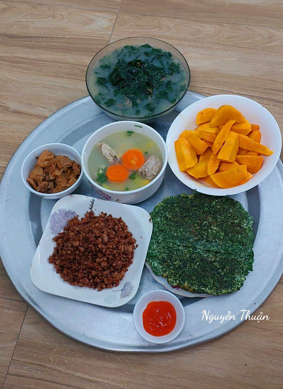 Thịt chưng mắm tôm - Trứng rán lá hẹ - Canh xương hầm - Canh rau ngót nấu trai