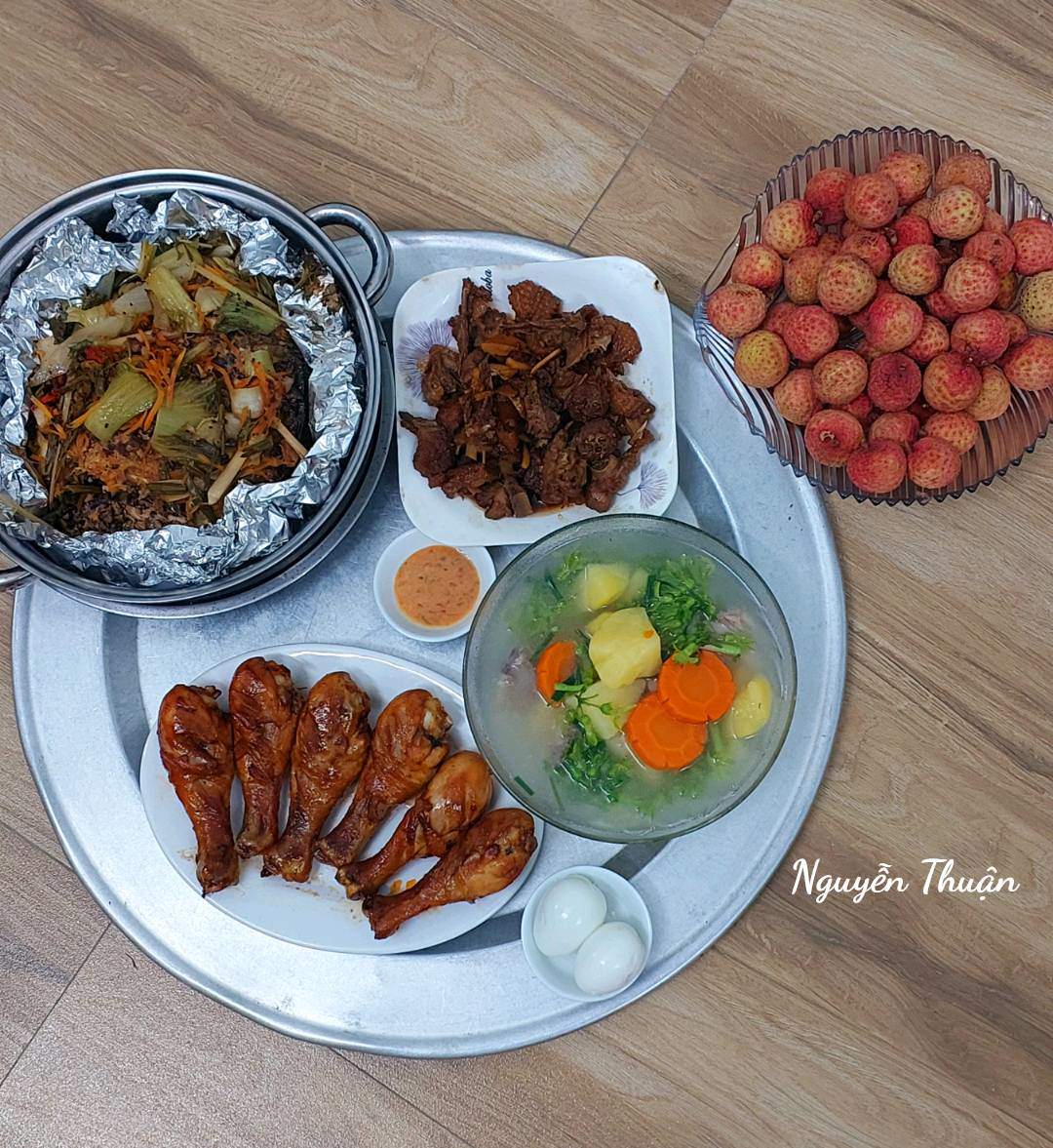 Thịt ngan kho xì dầu - Đùi gà nướng - Cá hấp - Canh xương