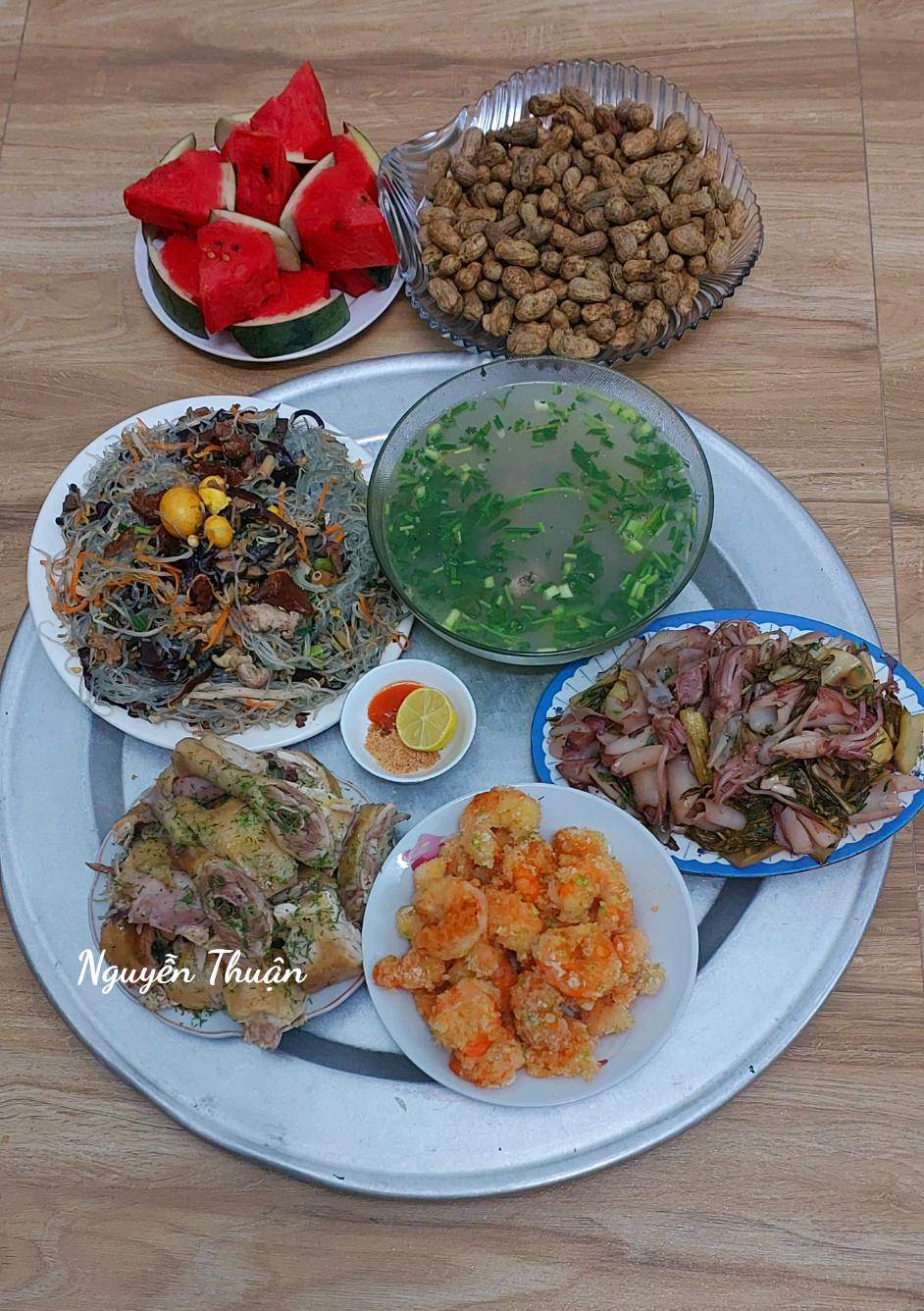 Thịt gà luộc - Tôm tẩm bột chiên - Mực xào dưa chua - Miến xào - Canh xương