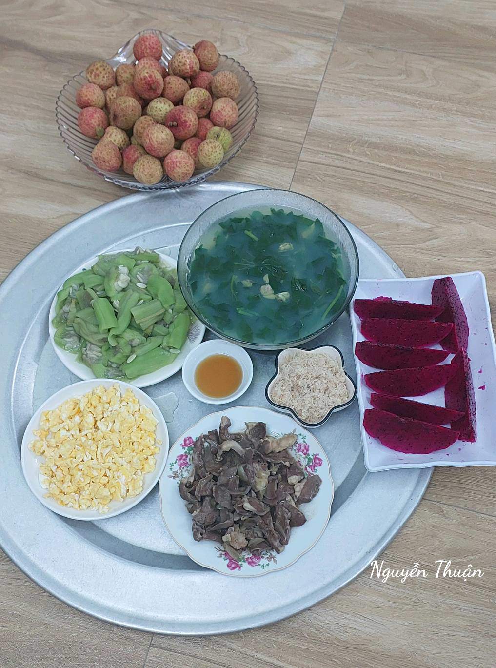 Tim lợn xào - Trứng bác - Mướp luộc - Canh mồng tơi nấu ngao