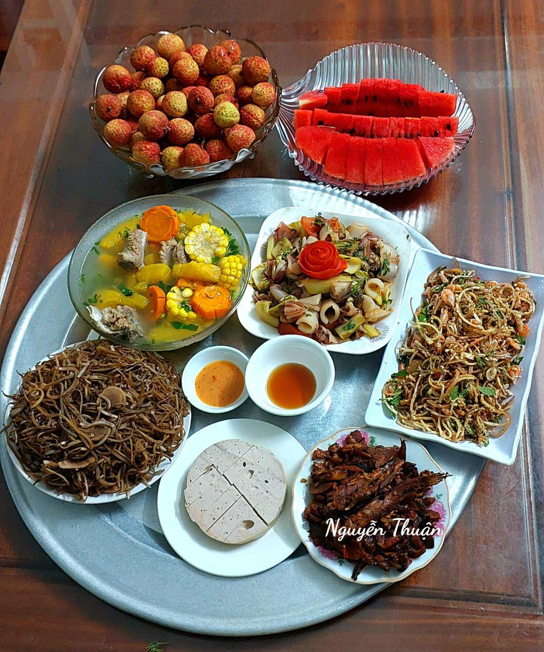 Mực xào dưa chua - Cá kho - Giò lụa - Hoa chuối luộc - Nộm hoa chuối&nbsp; - Canh xương hầm củ quả