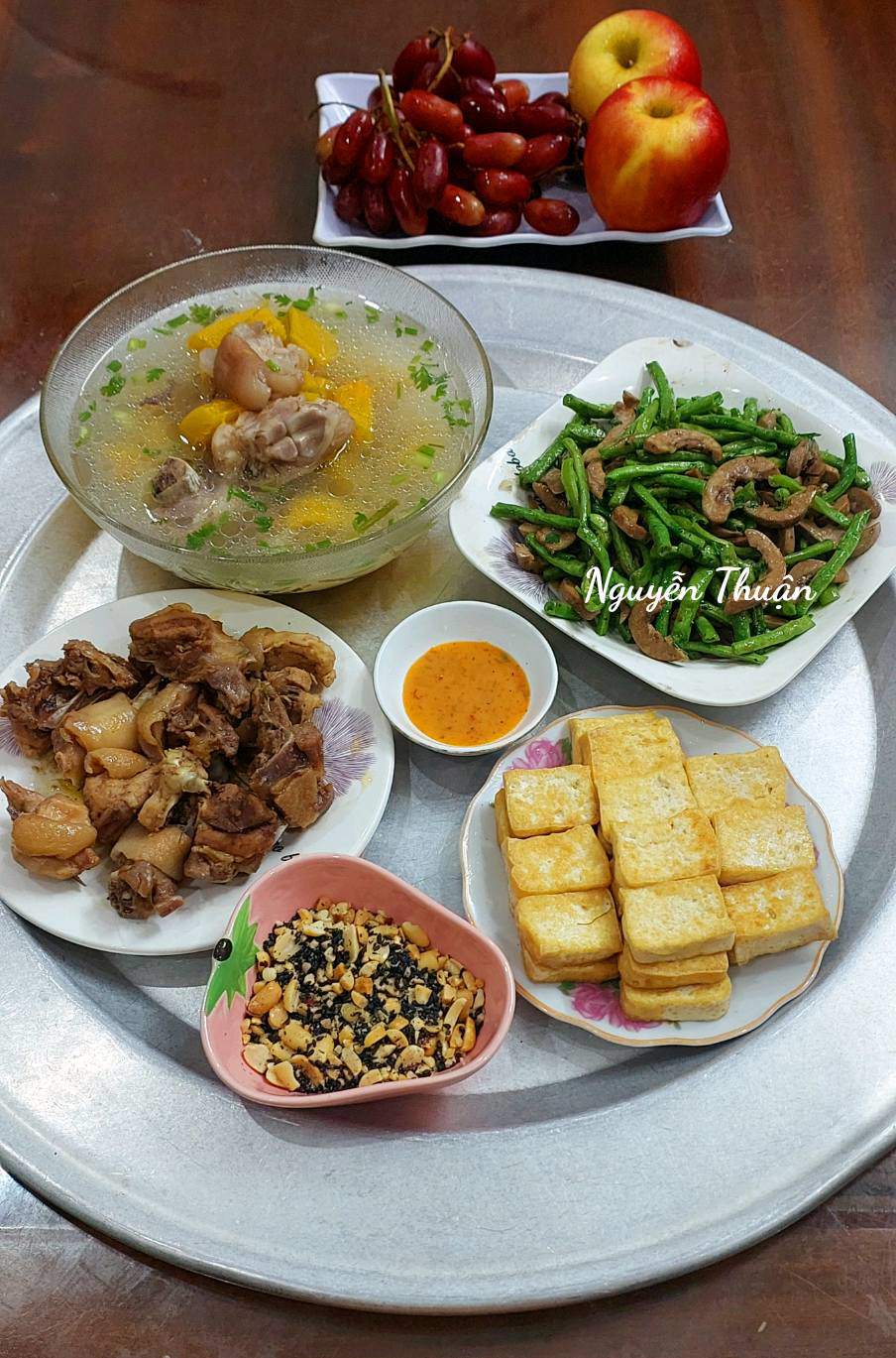Thịt gà kho gừng - Đậu rán - Đỗ đũa xào cật lợn - Canh móng giò bí đỏ
